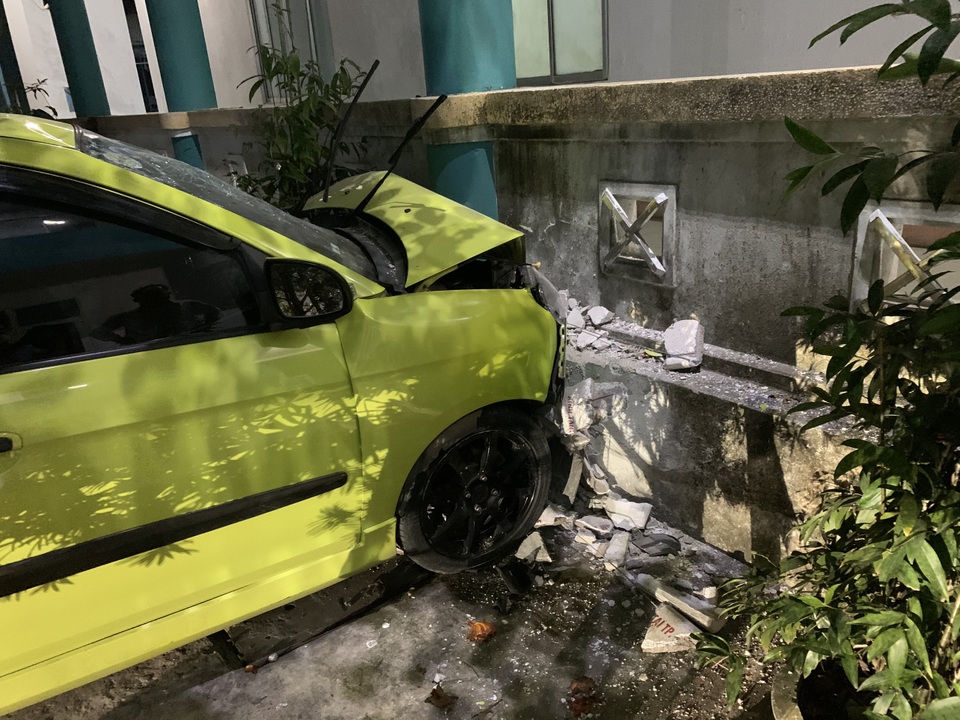 Ô tô đại náo trong sân bệnh viện, 3 người bị thương nặng - 1