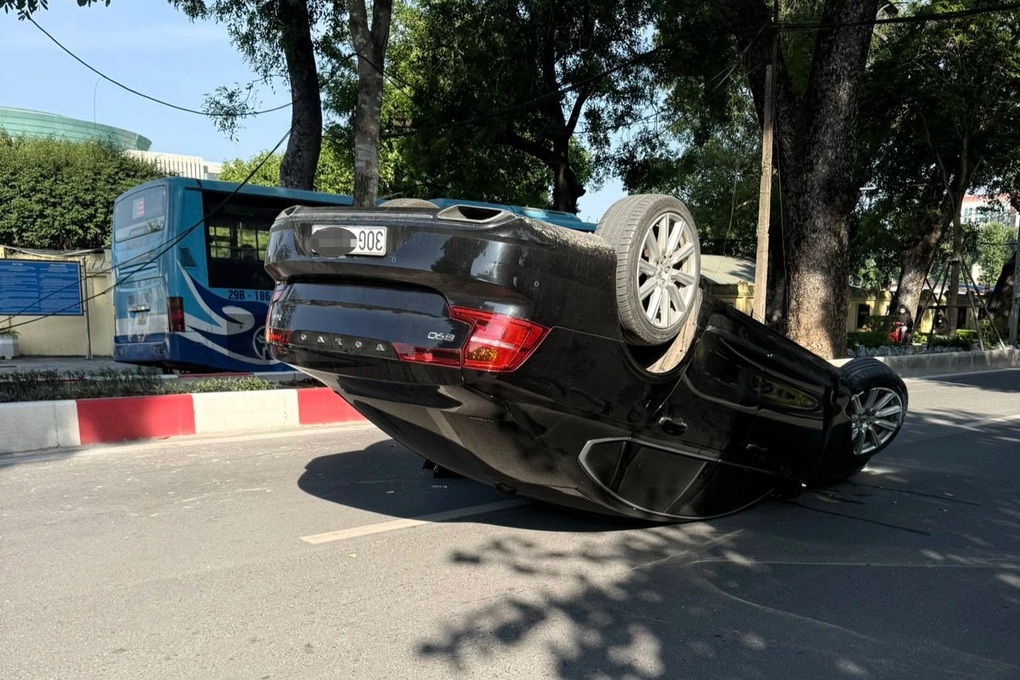 Xe Volvo S90 lật ngửa trên đường ở Hà Nội do tài xế buồn ngủ - 1 Xe Volvo S90 lật ngửa trên đường ở Hà Nội do tài xế buồn ngủ - 1