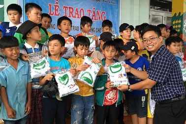 Dân trí tặng sân bóng mini, vườn rau sạch... cho học sinh Tây Nguyên