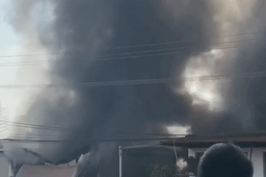 Đắk Lắk: Cửa hàng tạp hóa cháy dữ dội, cột khói cao hàng chục mét