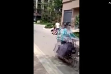 Đang đi bộ bị cửa sổ tầng 19 rơi xuống trúng đầu