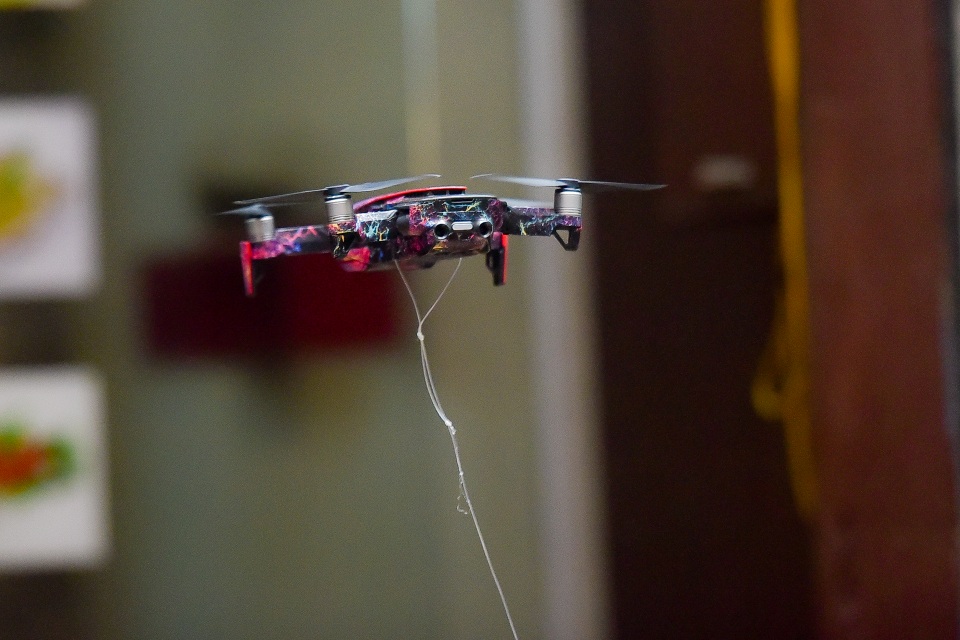Quán ăn gây sốt khi dùng flycam chuyển bánh mì thời điểm dịch Covid-19 - 1 Quán ăn gây sốt khi dùng flycam chuyển bánh mì thời điểm dịch Covid-19 - 1