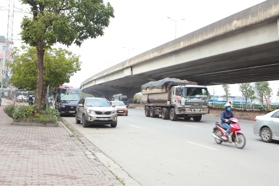 Bất chấp lệnh cấm nhiều xe tải hạng nặng vẫn ngạo nghễ vào đường đua F1 - 7 Bất chấp lệnh cấm nhiều xe tải hạng nặng vẫn ngạo nghễ vào đường đua F1 - 7
