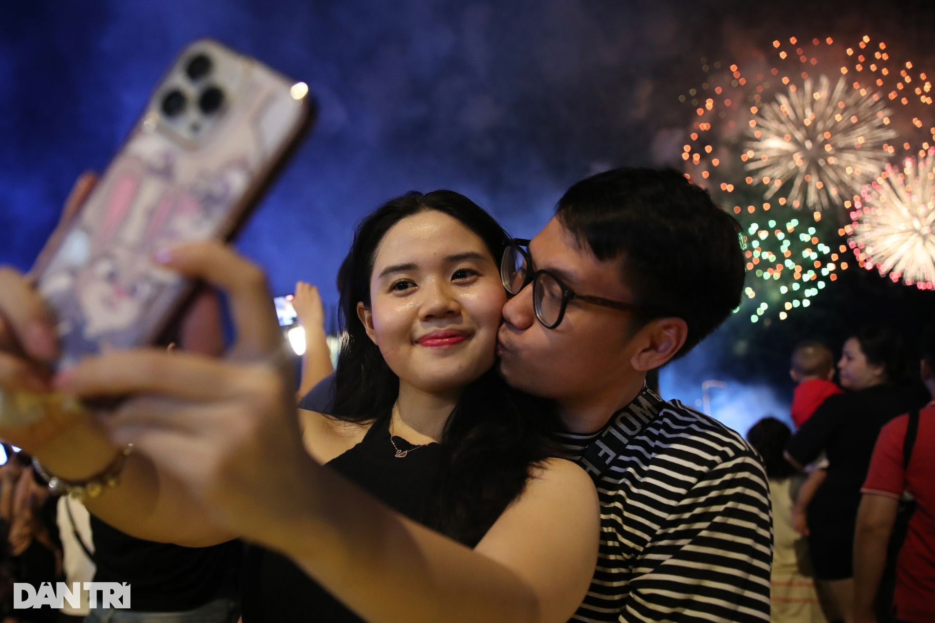 Người dân TPHCM mãn nhãn với pháo hoa dịp 30/4 - 7 Người dân TPHCM mãn nhãn với pháo hoa dịp 30/4 - 7