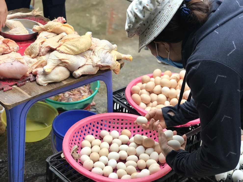 Hơn một tuần giãn cách: Giá trứng nhảy múa, chênh cả 15.000 đồng/chục - 2 Hơn một tuần giãn cách: Giá trứng nhảy múa, chênh cả 15.000 đồng/chục - 2