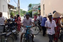 Người nghèo “vây” kín nhà gia đình trúng số 92 tỷ đồng