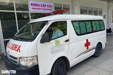 Bé trai té vào hồ cá Koi ở quán cà phê, tử vong khi cùng cha mẹ đi chơi Tết