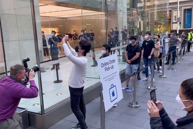 Bất chấp Covid-19, dân tình vẫn xếp hàng dài chờ mua iPhone 12