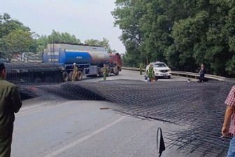 Hàng trăm lưới thép rơi từ xe đầu kéo làm 2 người bị thương ở Đồng Nai