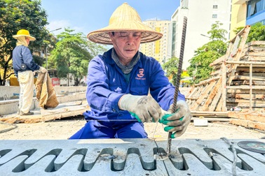 Hà Nội: Công nhân chống chọi nắng nóng, gấp rút hoàn thiện cầu vượt chữ C