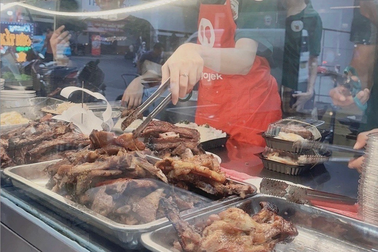 9X từ nhân viên phục vụ thành chủ quán cơm tấm bán nghìn suất mỗi ngày