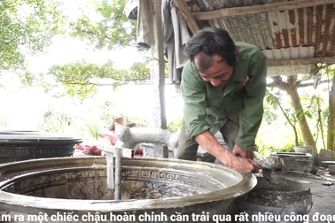 Gần Tết, thợ "xoay chậu" làm ngày, làm đêm vẫn hết việc