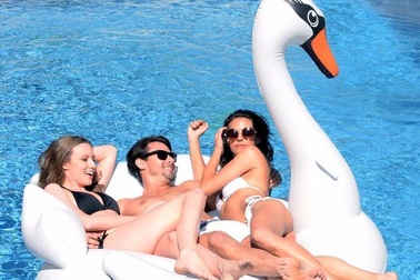 Được trả lương 10.000 usd/tháng chỉ để đi du lịch sang chảnh