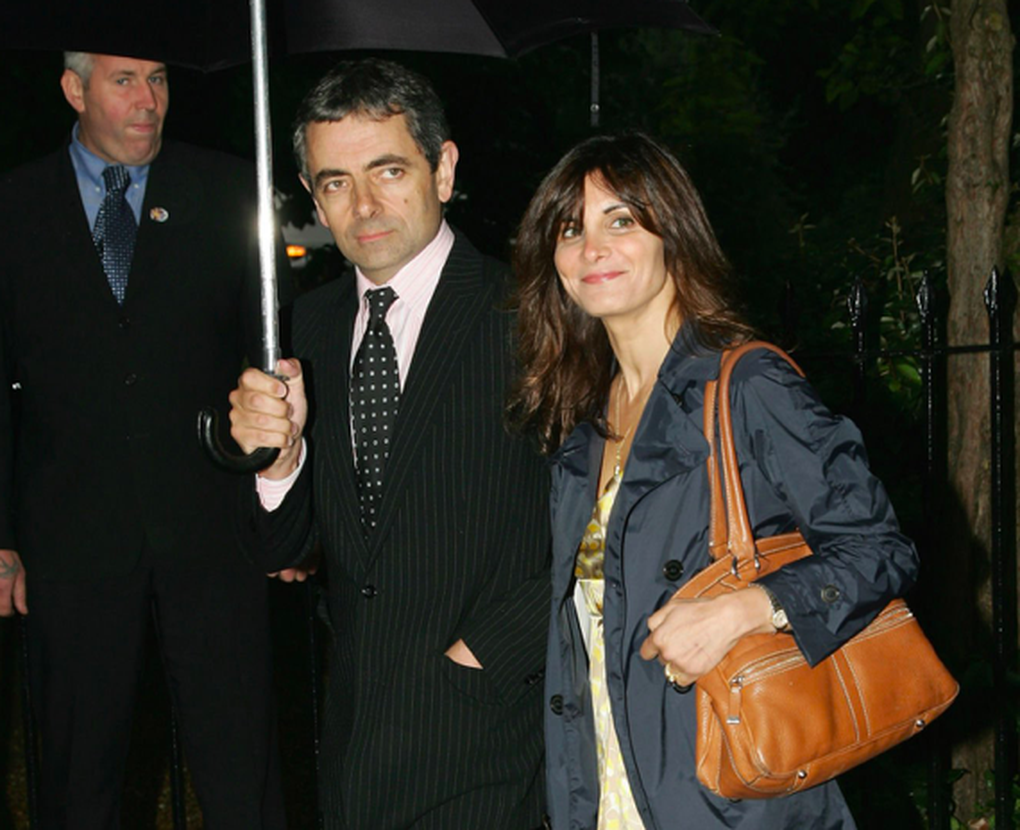 Mr. Bean Rowan Atkinson: Sống kín tiếng bên tình trẻ, có 150 triệu USD - 1 Mr. Bean Rowan Atkinson: Sống kín tiếng bên tình trẻ, có 150 triệu USD - 1