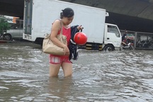 Hà Nội: Ngập, tắc nghiêm trọng sau trận mưa lớn