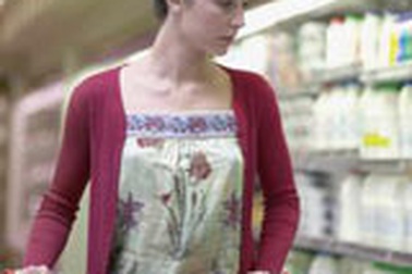 Xe đẩy hàng trong siêu thị - Ổ bệnh nguy hiểm