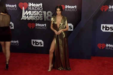 Chantel Jeffries diện váy hở bạo