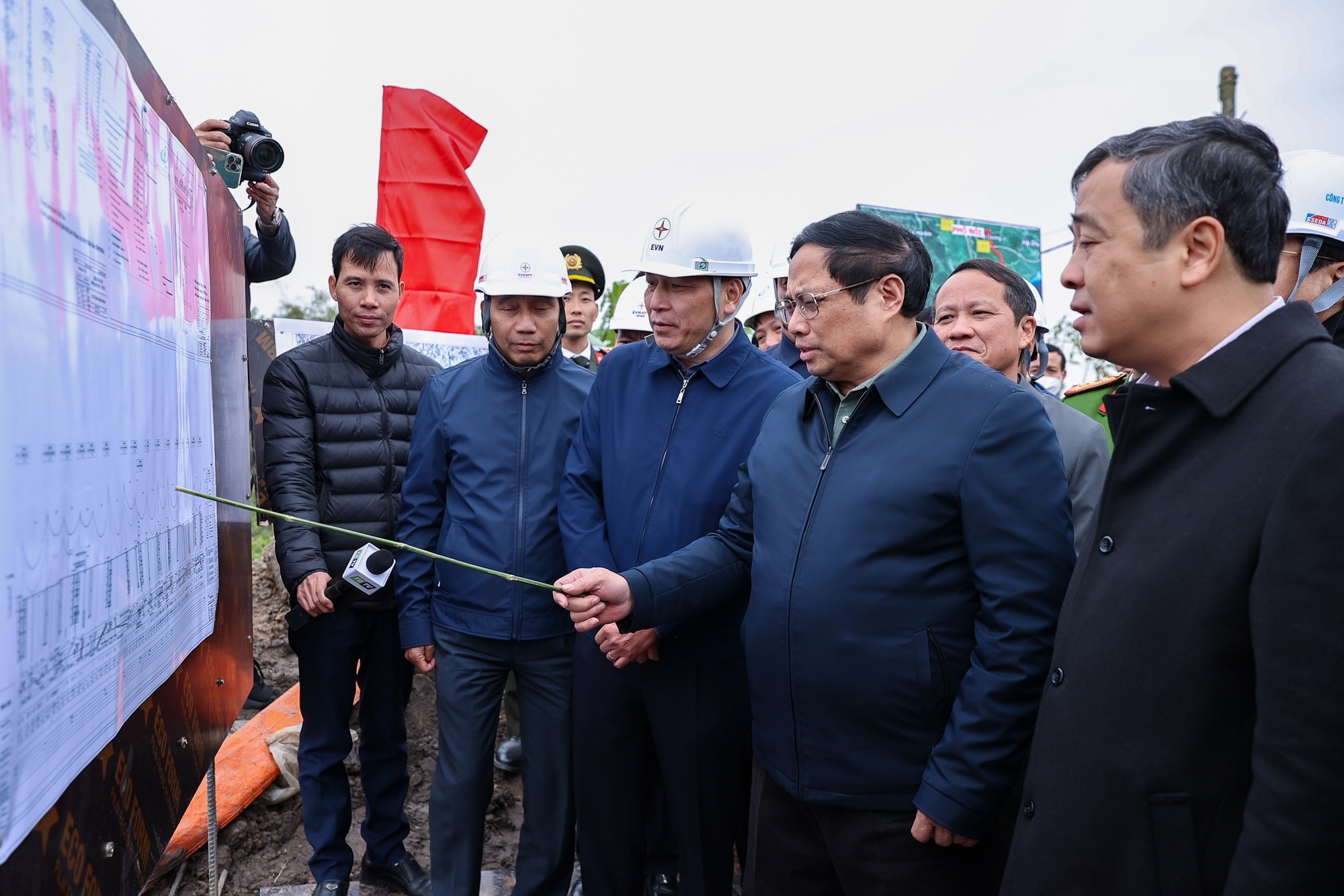 Thủ tướng thị sát đường dây tải điện dài hơn 500km đi qua 9 tỉnh - 1