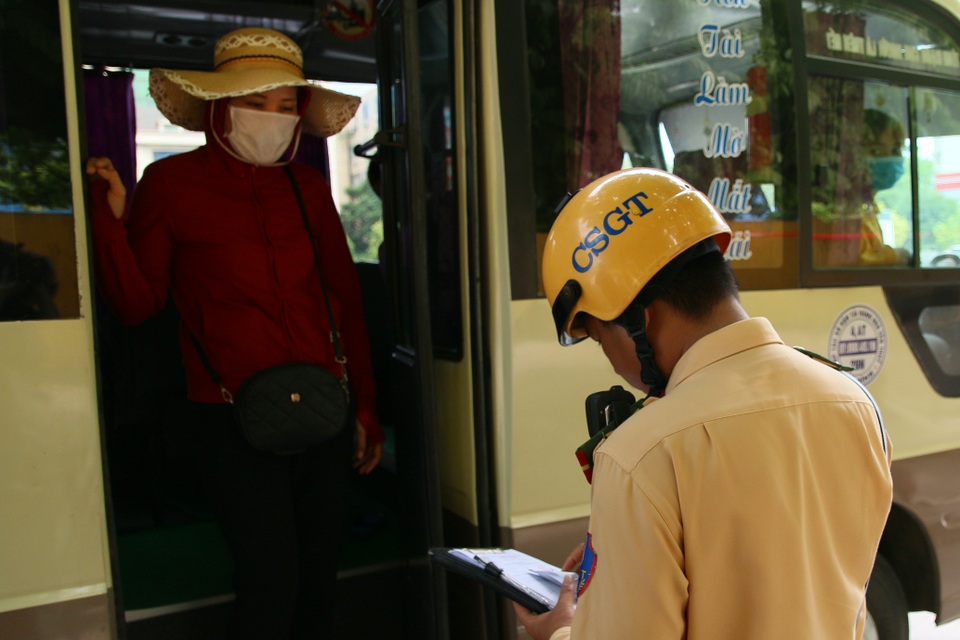Hà Nội: Thiết bị đặc biệt hỗ trợ cảnh sát xử lý xe khách chạy rùa bò - 6 Hà Nội: Thiết bị đặc biệt hỗ trợ cảnh sát xử lý xe khách chạy rùa bò - 6