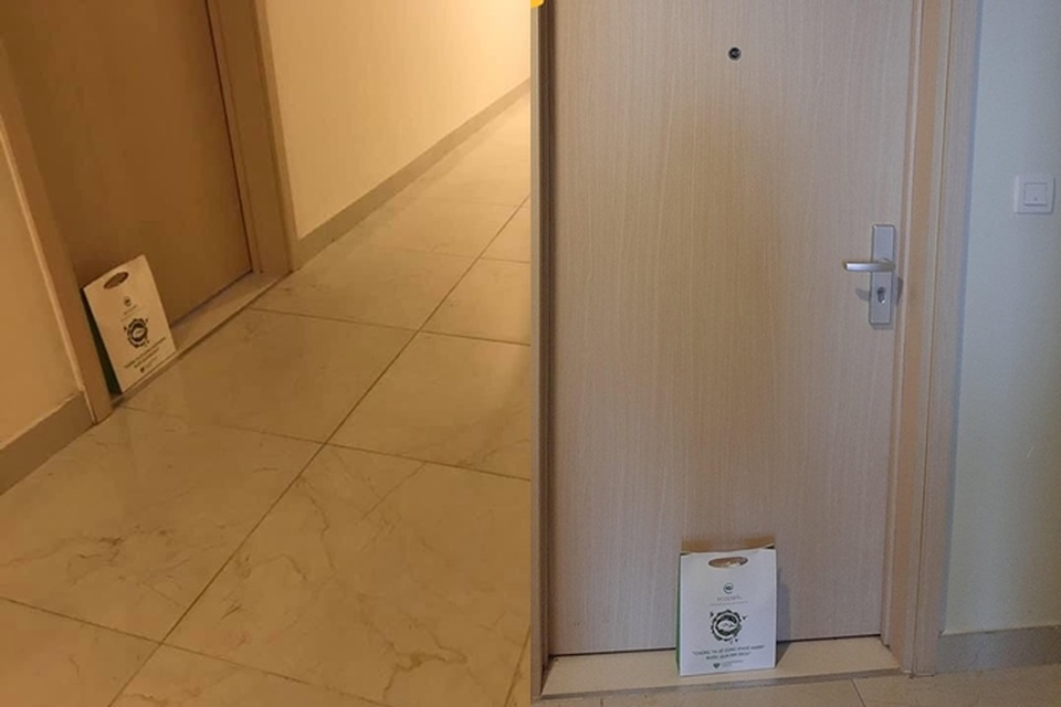 Tặng cờ Tổ quốc, nước rửa tay khô kêu gọi người dân ở nhà chống dịch - 6 Tặng cờ Tổ quốc, nước rửa tay khô kêu gọi người dân ở nhà chống dịch - 6