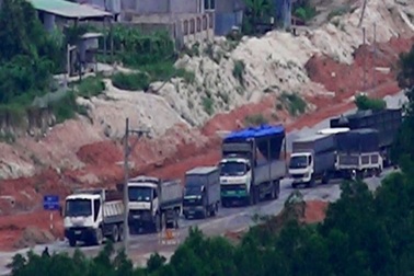 "Xe vua" ngang nhiên hoành hành trên quốc lộ 1K?