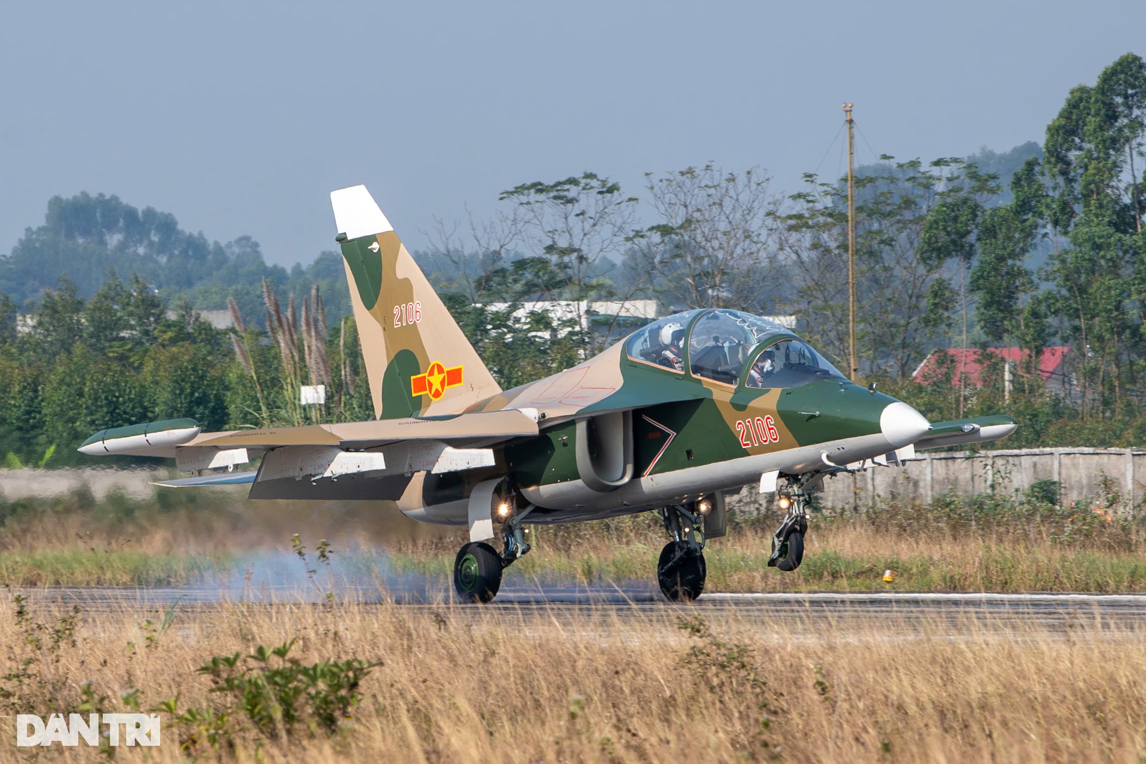 Rủi ro mất tích của phi công khi cố đưa máy bay Yak-130 xa khu dân cư - 1 Rủi ro mất tích của phi công khi cố đưa máy bay Yak-130 xa khu dân cư - 1