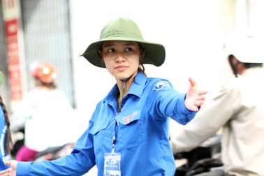 Nắng gắt mùa thi: Cảm động giọt mồ hôi rơi của tình nguyện viên