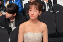 Hari Won xúc động khi nhận giải thưởng tại quê nhà Hàn Quốc