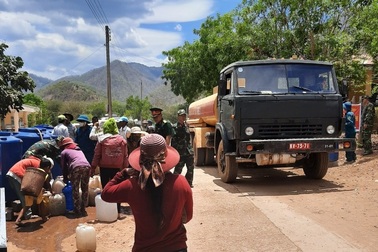 Bộ đội chở nước vào rừng giúp dân chống hạn