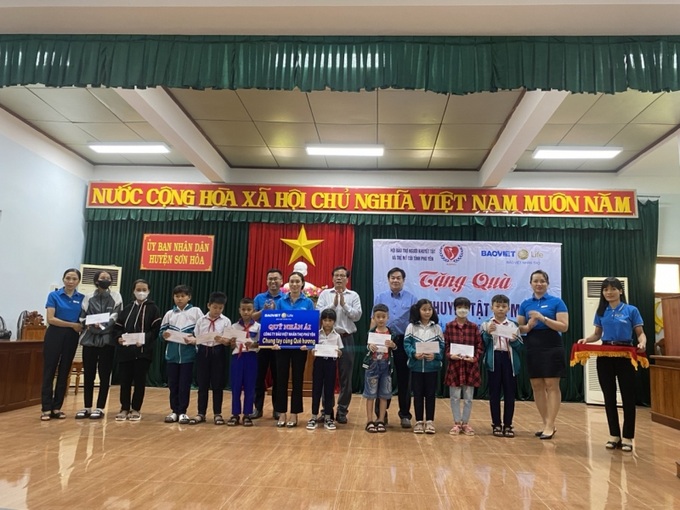 Tặng quà dịp Tết Trung thu cho NKT&TMC huyện Sơn Hòa.