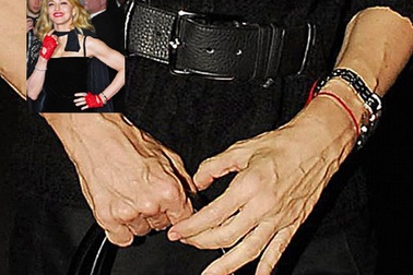 Sợ lộ tay gân guốc, Madonna thường xuyên đeo găng