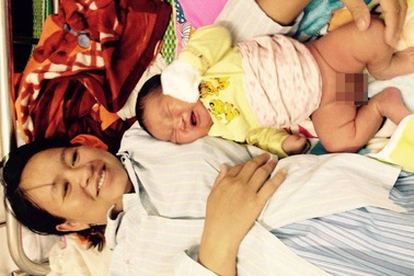 Bé trai có cân nặng 6 kg chào đời ở bệnh viện huyện