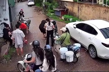 Mở cửa xe không quan sát gây tai nạn, nữ tài xế còn trách móc nạn nhân