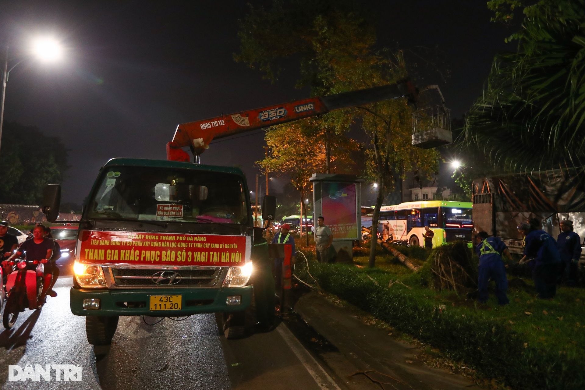 Đội tinh nhuệ từ các địa phương xuyên đêm dọn dẹp cây xanh hỗ trợ Hà Nội - 4 Đội tinh nhuệ từ các địa phương xuyên đêm dọn dẹp cây xanh hỗ trợ Hà Nội - 4