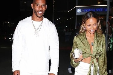 Hot girl gốc Việt Karrueche Tran tình tứ hôn bạn trai