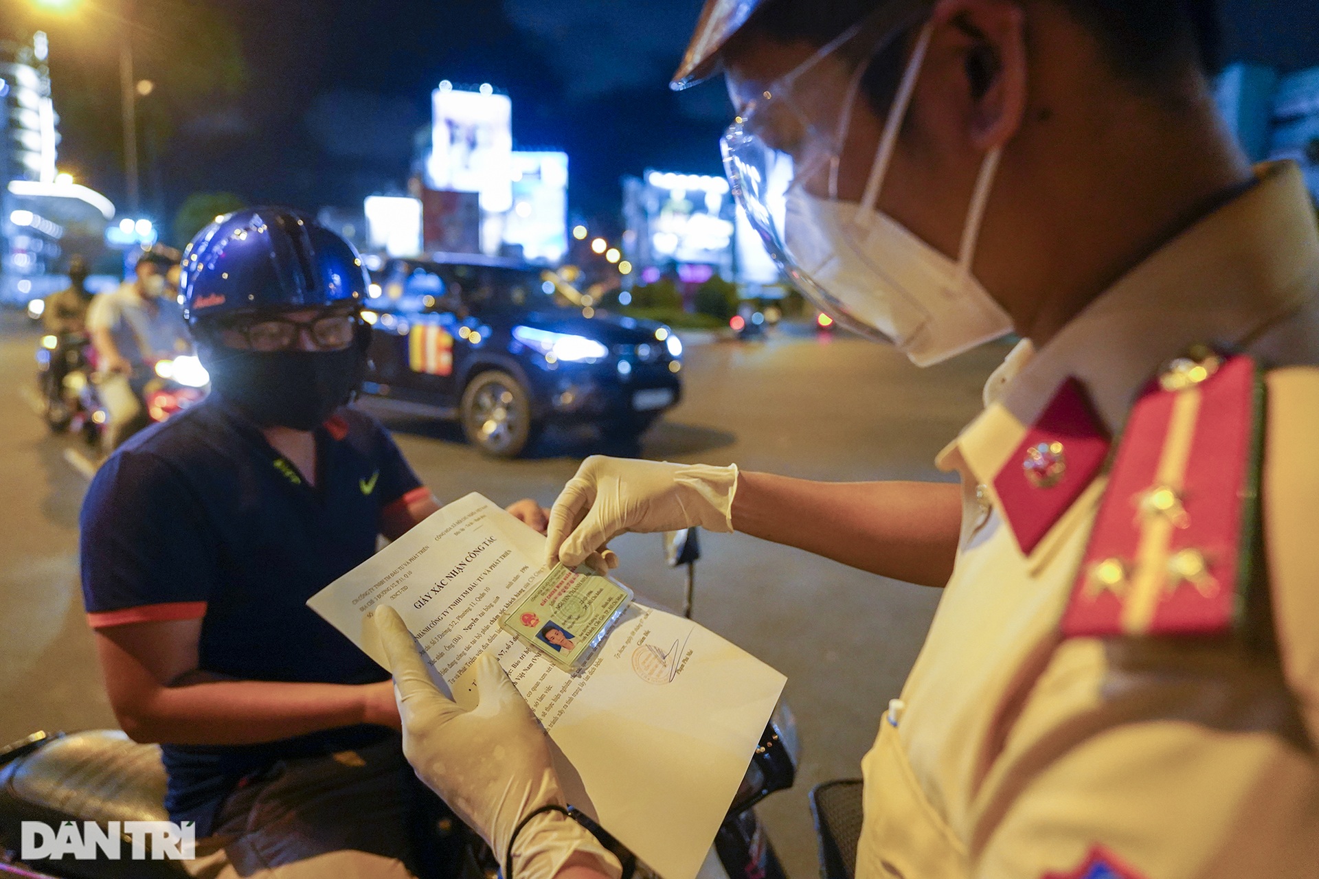 Nêu lý do chỉ mua xúc xích, người phụ nữ chạy xe máy qua nhiều quận ở TPHCM - 7