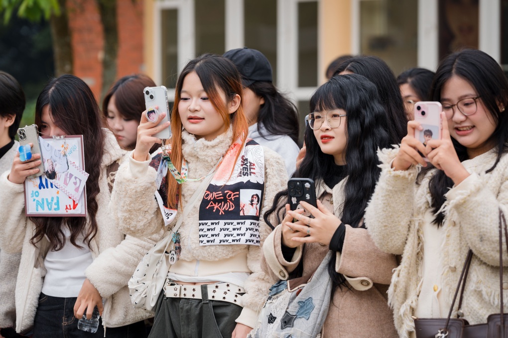 Dàn Tân binh toàn năng giao lưu với khán giả Hà Nội, được fan vây kín - 2