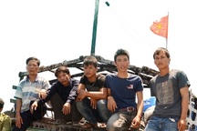 Chuyện người quấn cờ Tổ quốc vào ngực