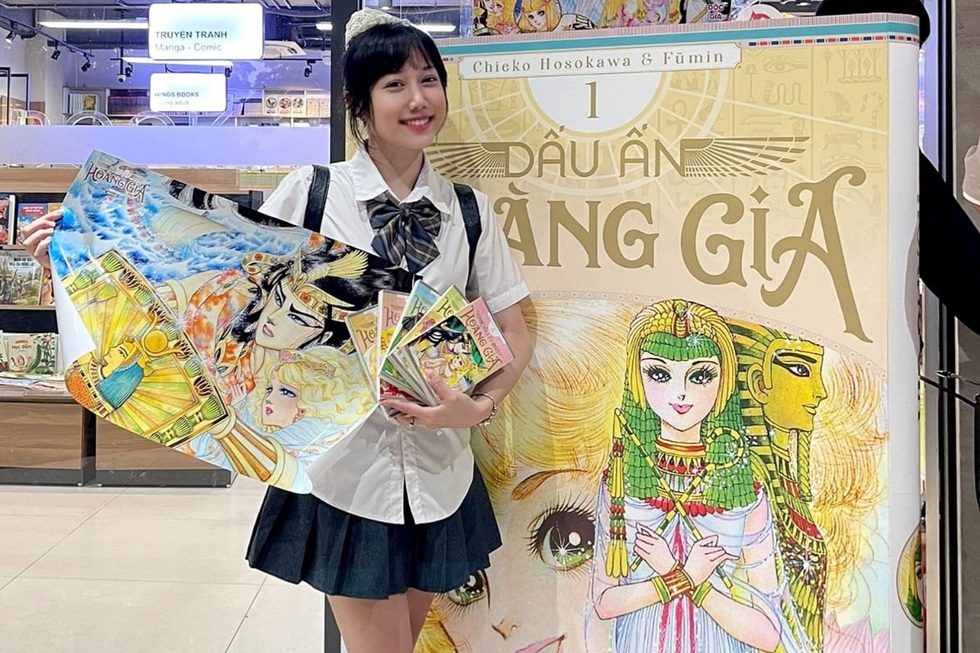 Đội mưa xếp hàng từ 5h, quyết săn lùng bộ truyện tuổi thơ Nữ hoàng Ai Cập - 2 Đội mưa xếp hàng từ 5h, quyết săn lùng bộ truyện tuổi thơ Nữ hoàng Ai Cập - 2