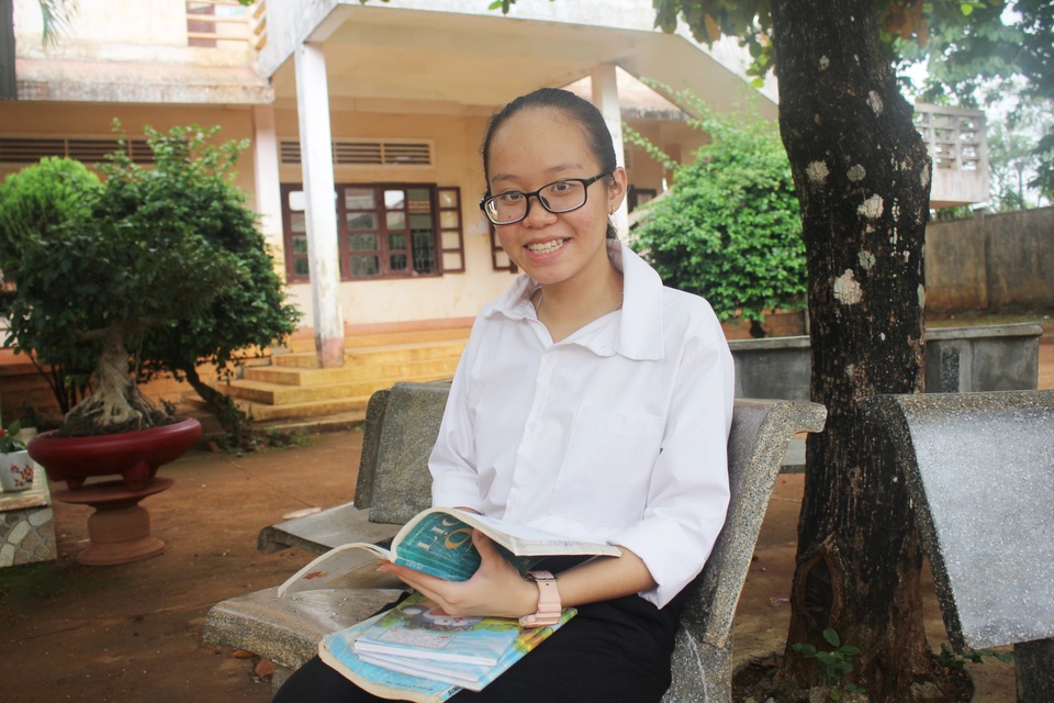 Những học sinh vùng khó nỗ lực học tập để nuôi ước mơ - 3 Những học sinh vùng khó nỗ lực học tập để nuôi ước mơ - 3