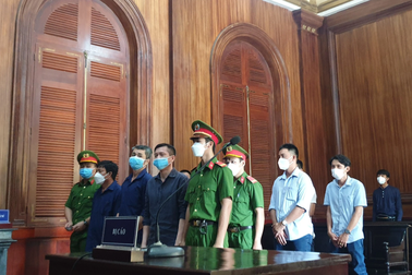 Xử vụ logo xe vua: Triệu tập 80 cán bộ giao thông, chỉ 2 người có mặt