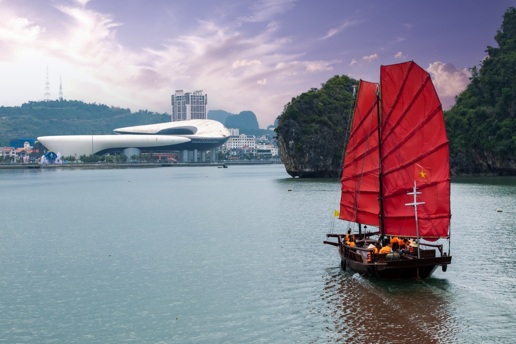 Khai trương tour trải nghiệm thuyền ba vách trên vịnh Hạ Long - 1