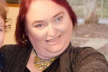 Dùng mascara quá đát 20 năm, bà mẹ có nguy cơ mù vĩnh viễn