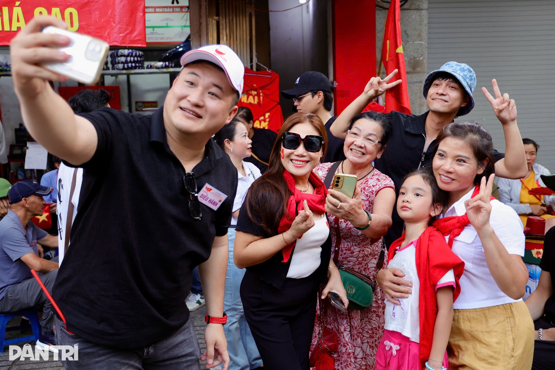 Nghệ sĩ tập A80: Đen Vâu, Hoàng Thuỳ Linh rạng rỡ, Lan Hương U70 vẫn sung - 13