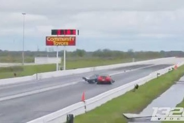 Mazda RX-7 tông Nissan GT-R trên đường đua