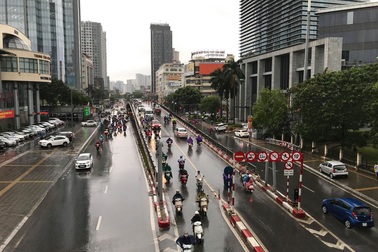 Hà Nội đón "mưa vàng" sau chuỗi ngày nắng rát và ô nhiễm không khí nặng nề