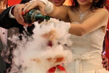 Vân Burin rạng ngời trong ngày cưới... thứ hai 