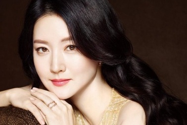 Ngưỡng mộ nhan sắc tuổi 50 của "bảo vật quốc gia" Lee Young Ae