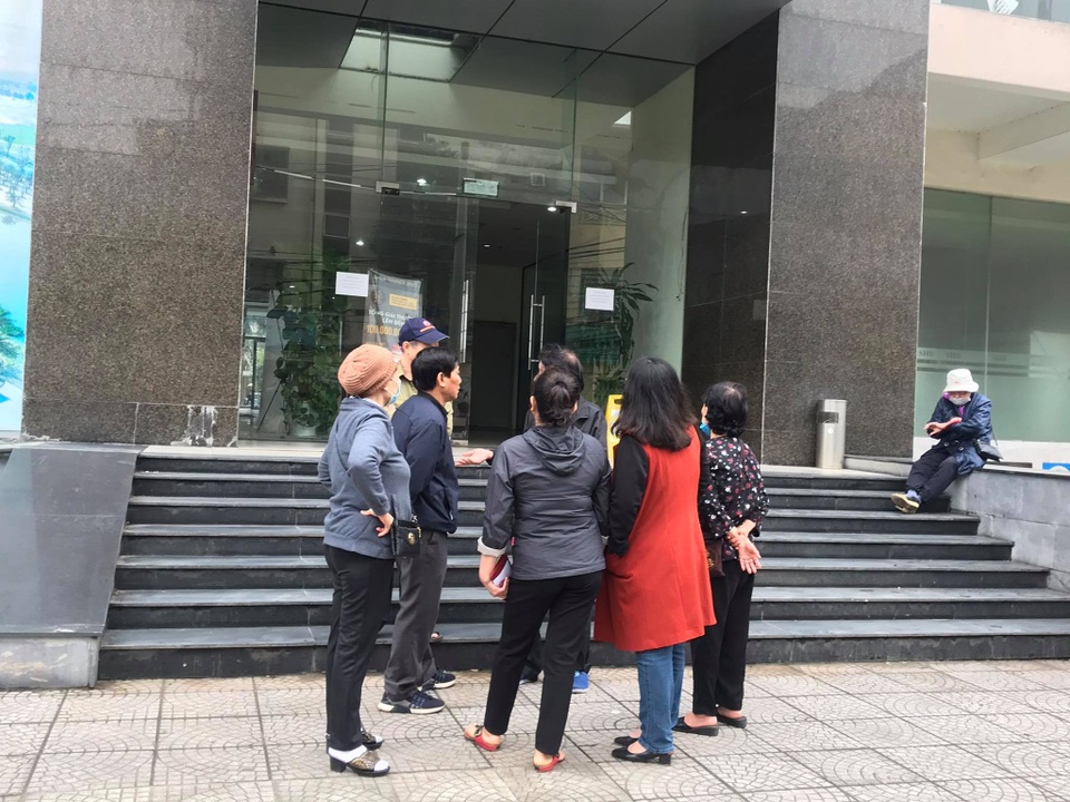 Nhân chứng kể lại vụ giám đốc và nhân viên rơi xuống sảnh chung cư - 3 Nhân chứng kể lại vụ giám đốc và nhân viên rơi xuống sảnh chung cư - 3