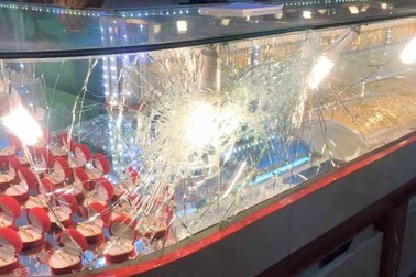 Nam thanh niên dùng dùi cui gỗ cướp tiệm vàng